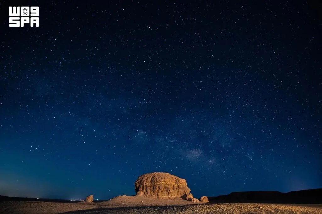 ذراع مجرة درب التبانة يزيّن سماء المملكة