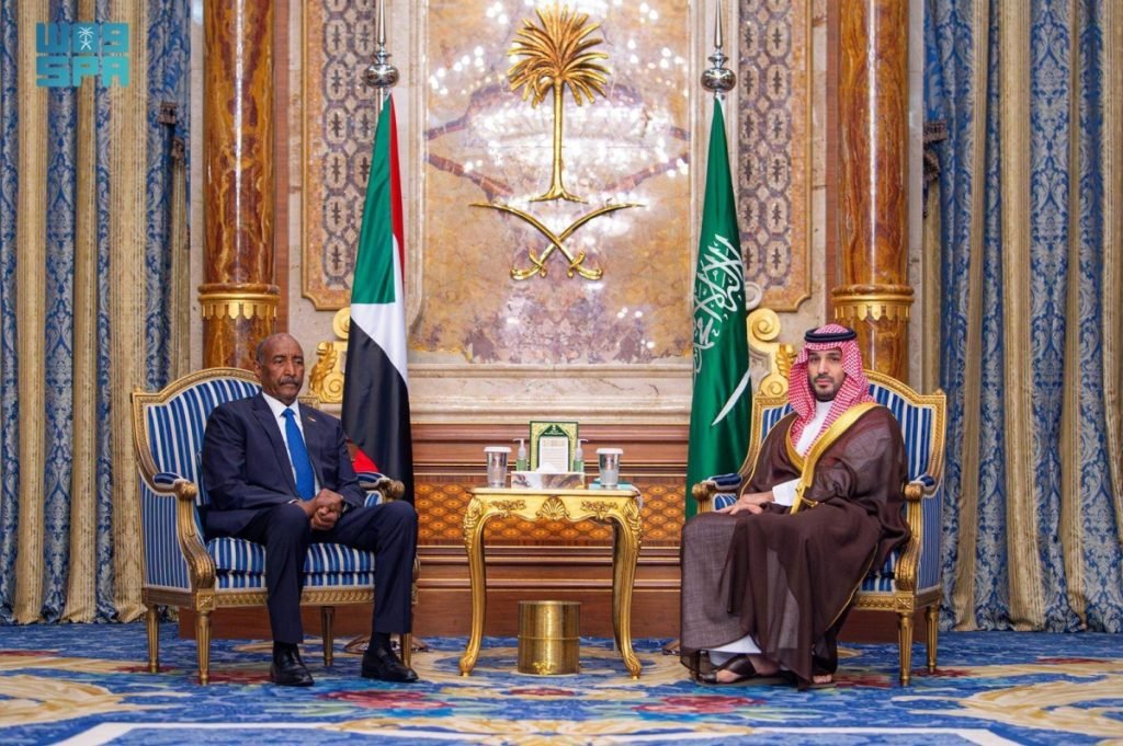 ولي العهد يلتقي رئيس مجلس السيادة الانتقالي في السودان