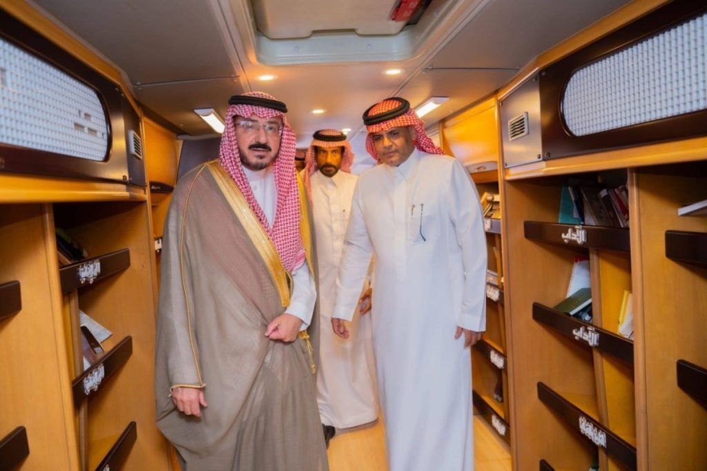 في الدلم.. الكتاب يخرج من الرف إلى الشارع: “المكتبة المتنقلة” تصنع جسراً جديداً للمعرفة