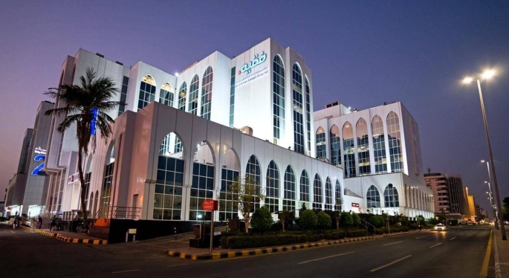 جراحة دقيقة تُنهي معاناة مريض باستئصال ورم معدي نادر وضخم