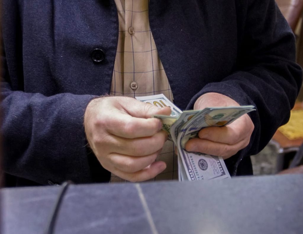 أمريكا توقف شحنات الدولار للعراق