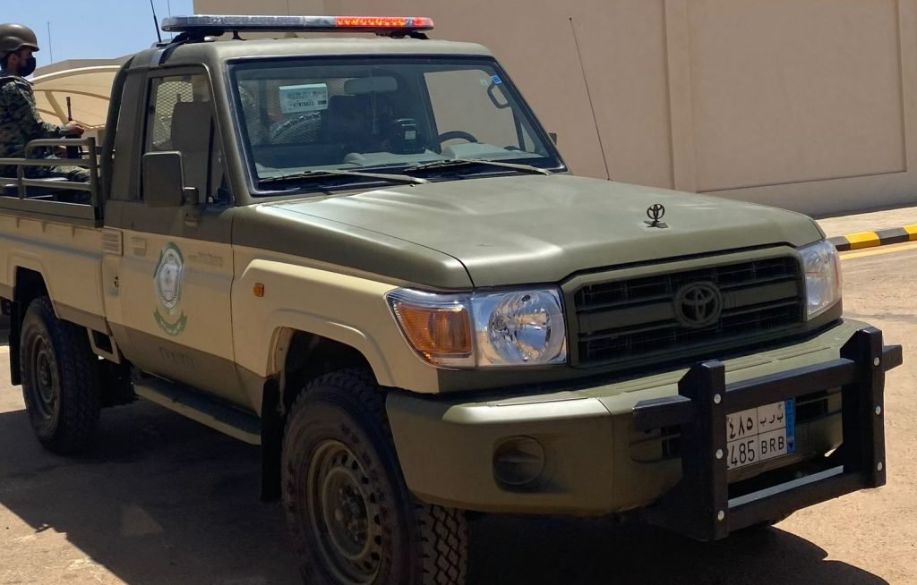 دوريات الأفواج الأمنية بمنطقة عسير تقبض على شخصَين
