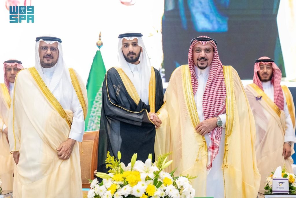 أمير منطقة القصيم يرعى حفل تخريج الدفعة السابعة عشرة من طلبة جامعة المستقبل
