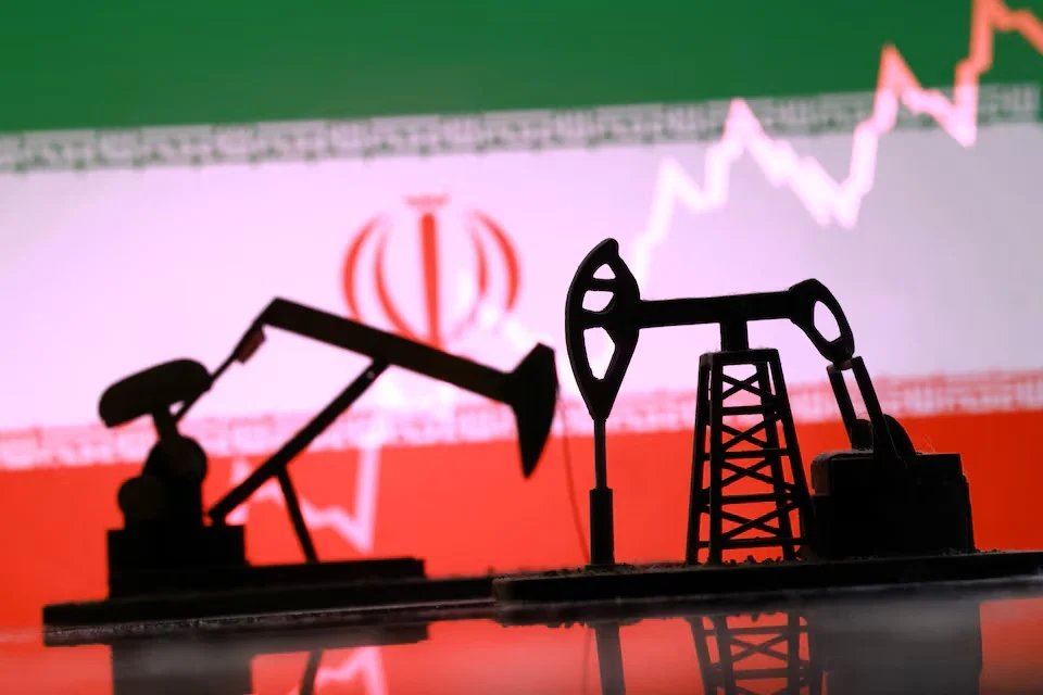 محللون: إيران قد تصمد شهرين دون تصدير النفط قبل خفض الإنتاج