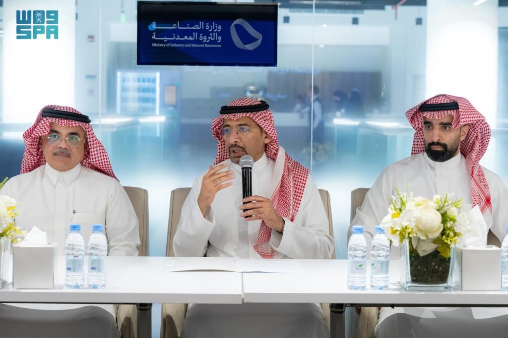 وزارة الصناعة والثروة المعدنية تستعرض الفرص الصناعية في المشروعات الكبرى