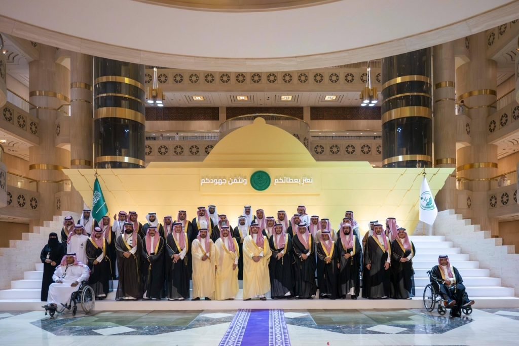 عبدالعزيز بن سعود يلتقي عددًا من المتقاعدين من منسوبي وزارة الداخلية