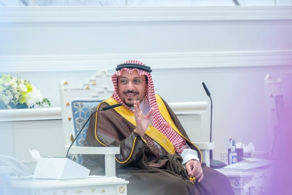 أمير القصيم يطّلع على برامج ومنتجات السياحة و يكرّم رجل أمن انقذ آخرين