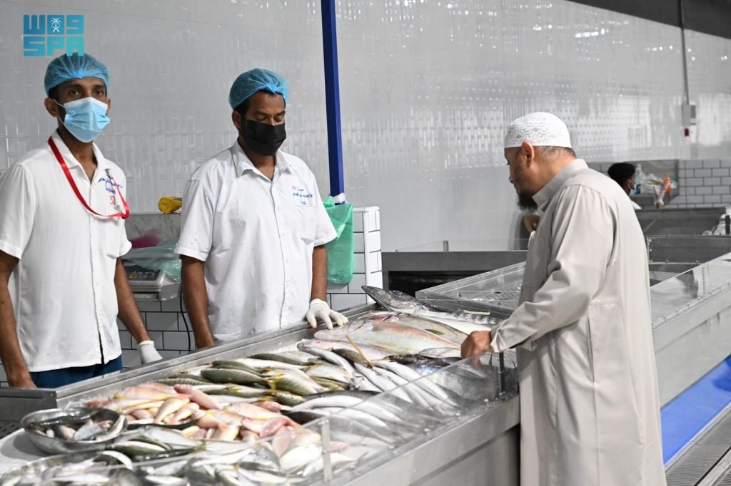 موسم الكنّة ينعش أسواق الأسماك بجازان