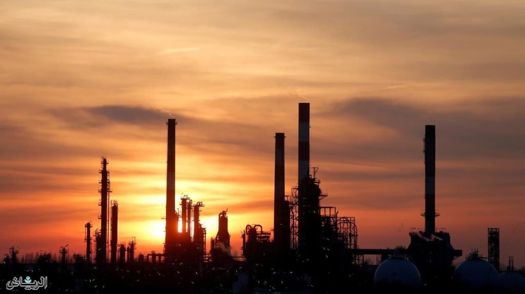 النفط يصعد في تعاملات الإثنين 5.4%