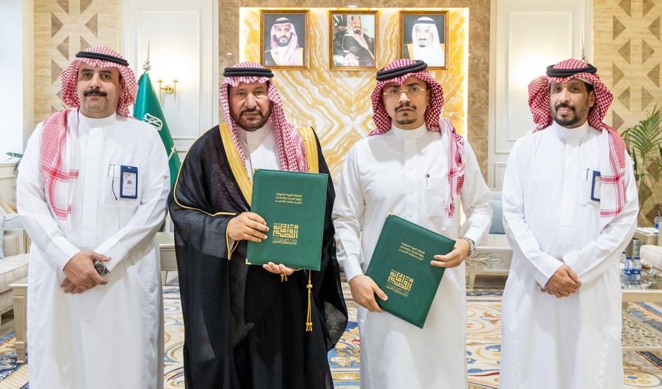 أمين القصيم يوقع عقدا لتطوير ميدان الملك سلمان مع الأمير سلطان في بريدة