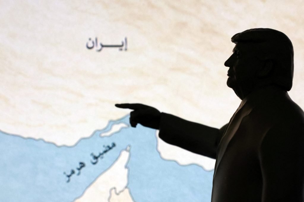 هل يحق لإيران قانونياً فرض رسوم على عبور مضيق هرمز؟