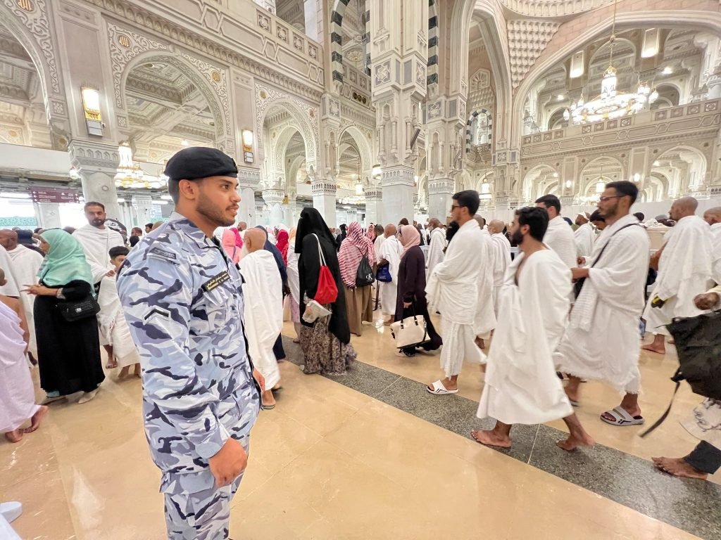 «الداخلية» : (20,000) ريال غرامة بحق من يضبط مؤديًا أو محاولًا أداء الحج دون تصريح