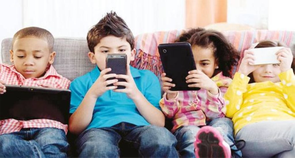 د. مصطفى إبراهيم: الأفراط في استخدام الأجهزة الرقمية يؤدي إلى تأخر النمو وتشتت الانتباه وأرهاق الأعصاب