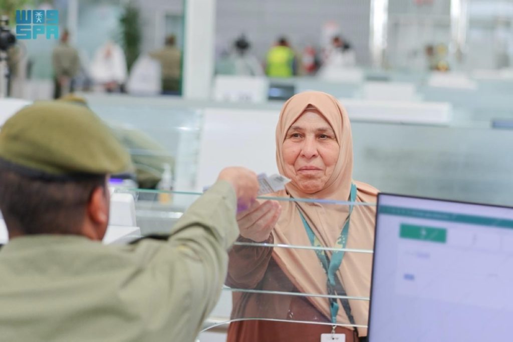 جوازات مطار الملك عبدالعزيز تستقبل أولى رحلات ضيوف الرحمن من سوريا