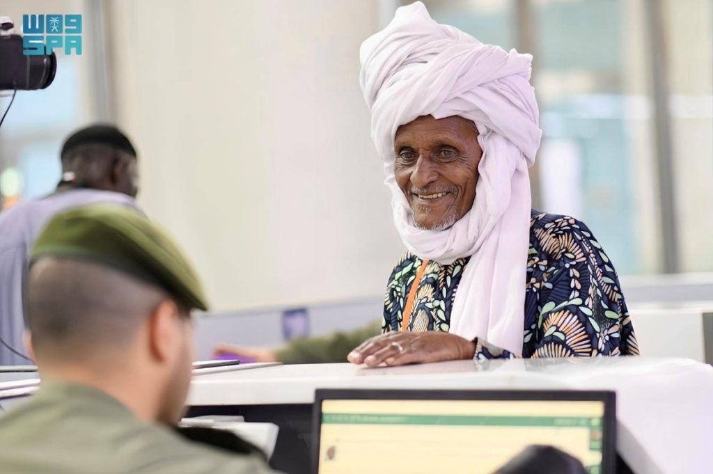 جوازات مطار المدينة تستقبل أولى رحلات ضيوف الرحمن من بنين