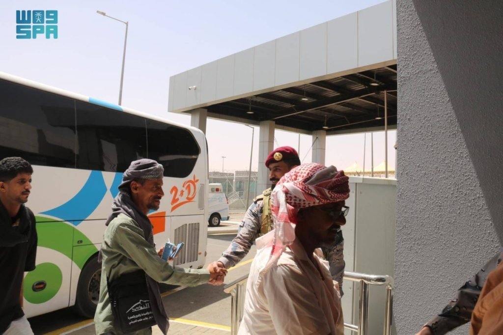 حرس حدود منفذ الوديعة يسهل إجراءات دخول ضيوف الرحمن القادمين من اليمن