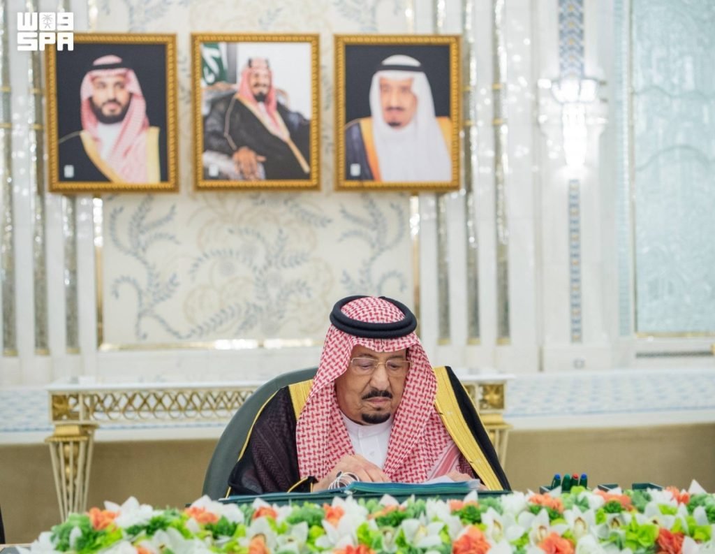 خادم الحرمين الشريفين يرأس جلسة مجلس الوزراء في جدة