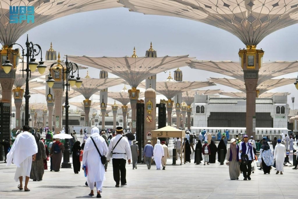 مظلات المسجد النبوي تُسهم في تهيئة أجواء معتدلة للمصلين والزوار