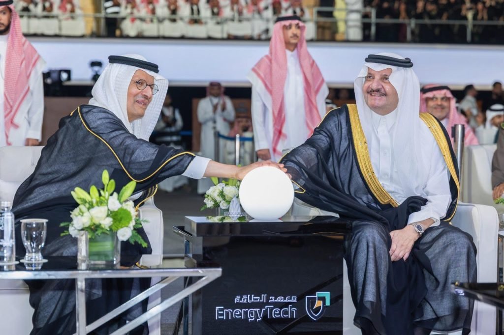 أمير المنطقة الشرقية يرعى حفل تخريج الدفعة الثالثة عشر من طلاب وطالبات معهد الطاقة