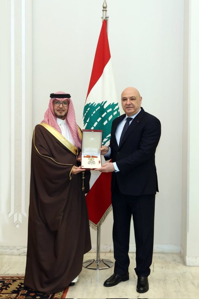 الرئيس اللبناني يقلّد السفير السعودي وسام الأرز الوطني