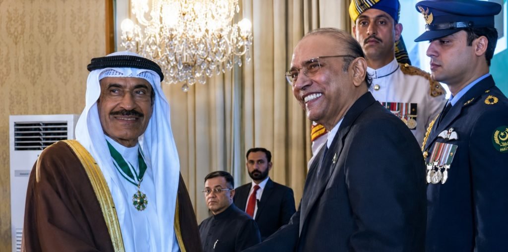الرئيس الباكستاني يمنح سفير البحرين وسام «ستارة باكستان»