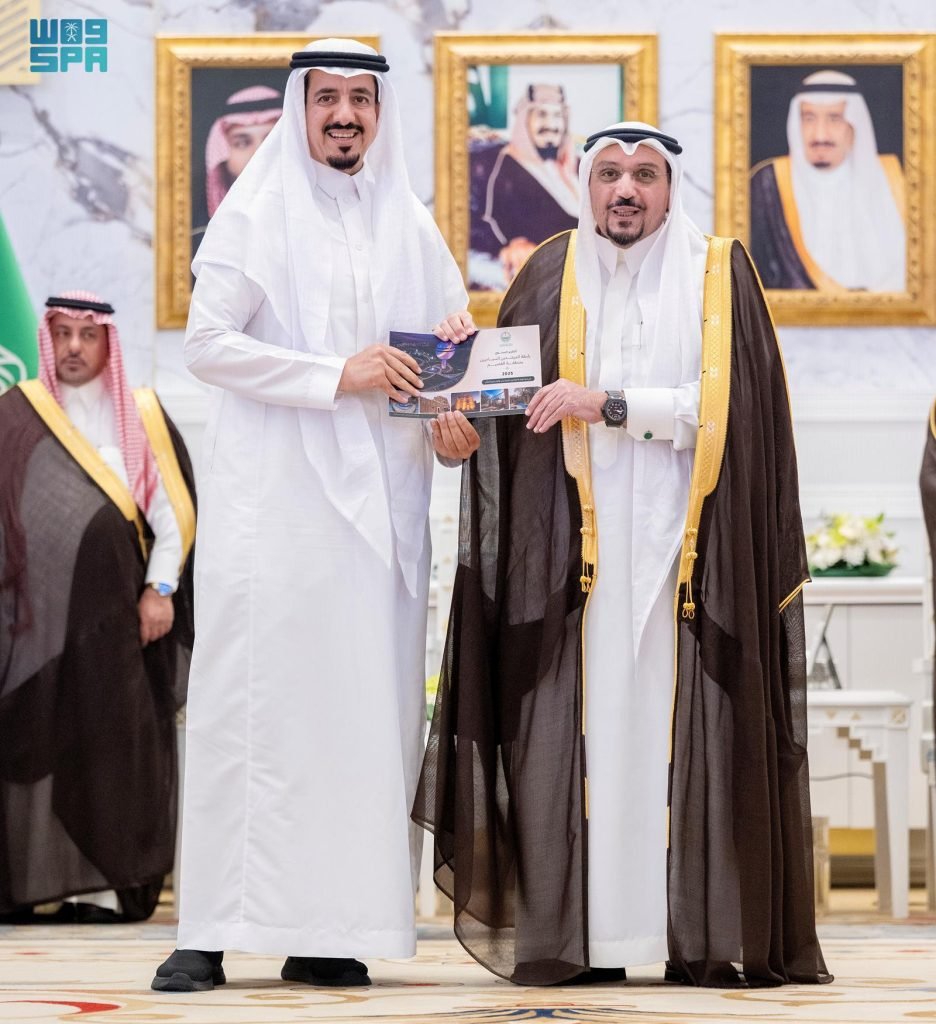 أمير القصيم يتسلّم التقرير السنوي لرابطة المرشدين السياحيين بالمنطقة