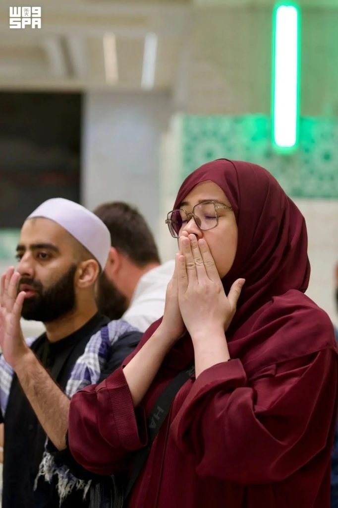 في رحاب المسجد الحرام.. ضيوف الرحمن يودّعون أيام الحج بالطواف والدعاء