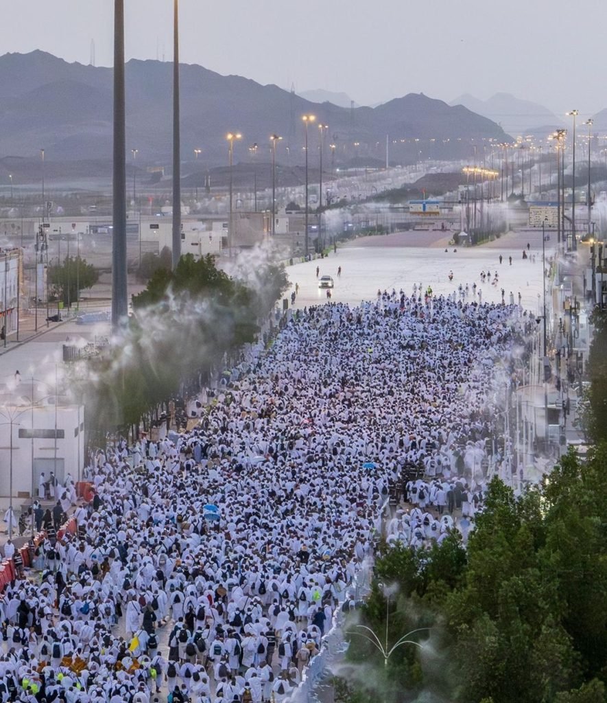 الحجاج ينفرون من عرفات إلى مزدلفة