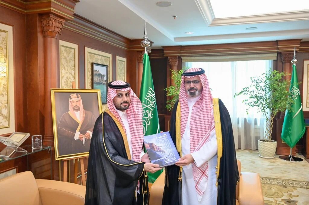 ناصر بن محمد يتسلّم التقرير السنوي لغرفة جازان لعام 2025