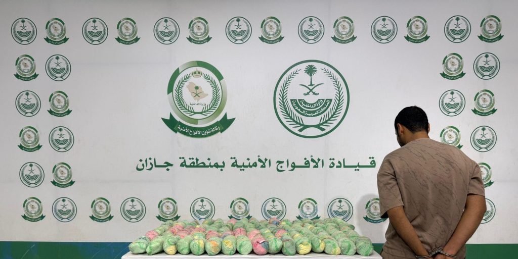 القبض على يمني في جازان لترويجه (22) كيلوجرامًا من نبات القات المخدر