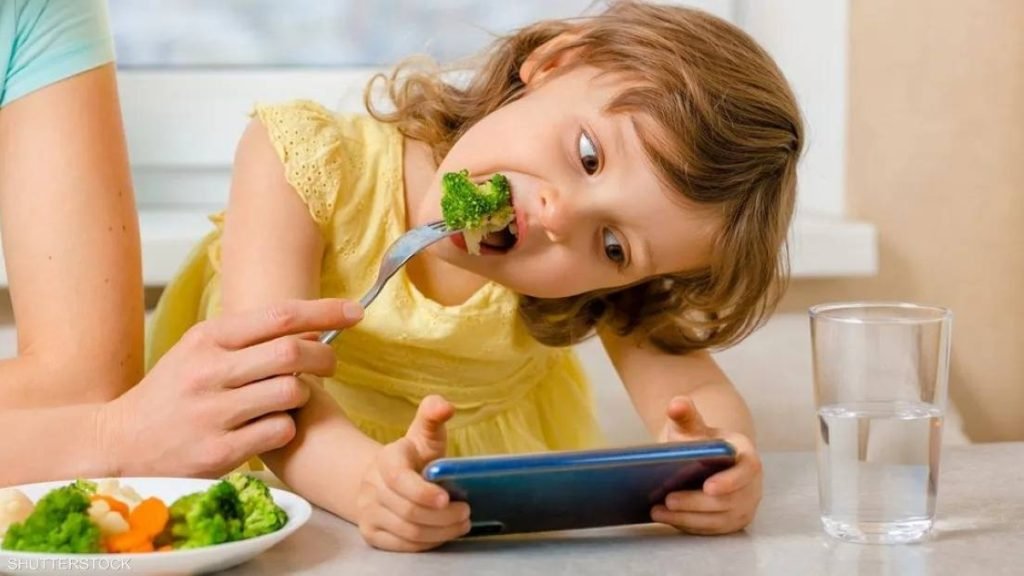 دراسة تربط الوزن الزائد بالهاتف والتلفزيون