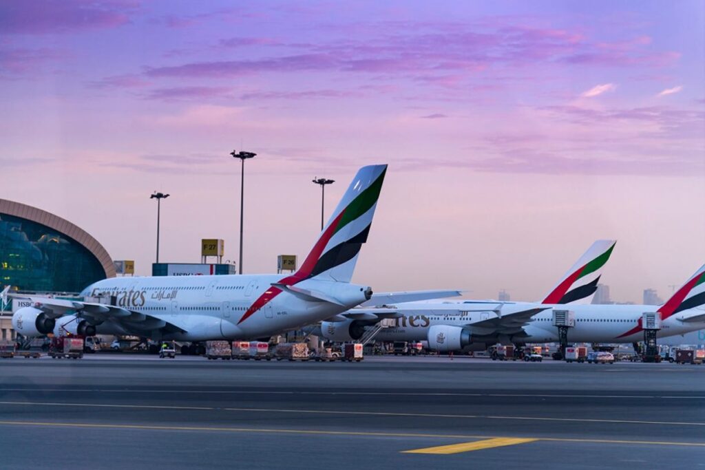 بعد اكتشاف تشققات في الأجنحة.. فحوصات سلامة عاجلة لطائرات الإمارات A380