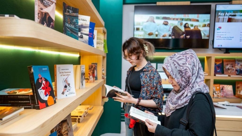 “ترجِم” والقصص المصورة السعودية تجذب زوار معرض كوالالمبور للكتاب