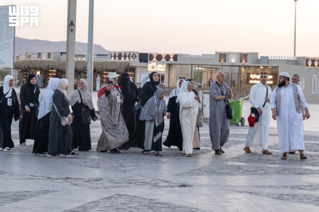 في موسم ما بعد الحج.. زوار المدينة المنورة يتوافدون على المعالم الإسلامية والتاريخية