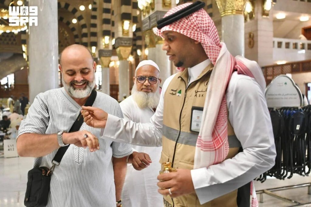 بخور يعبق بالسكينة.. عناية متواصلة بتبخير المسجد النبوي وتعطيره