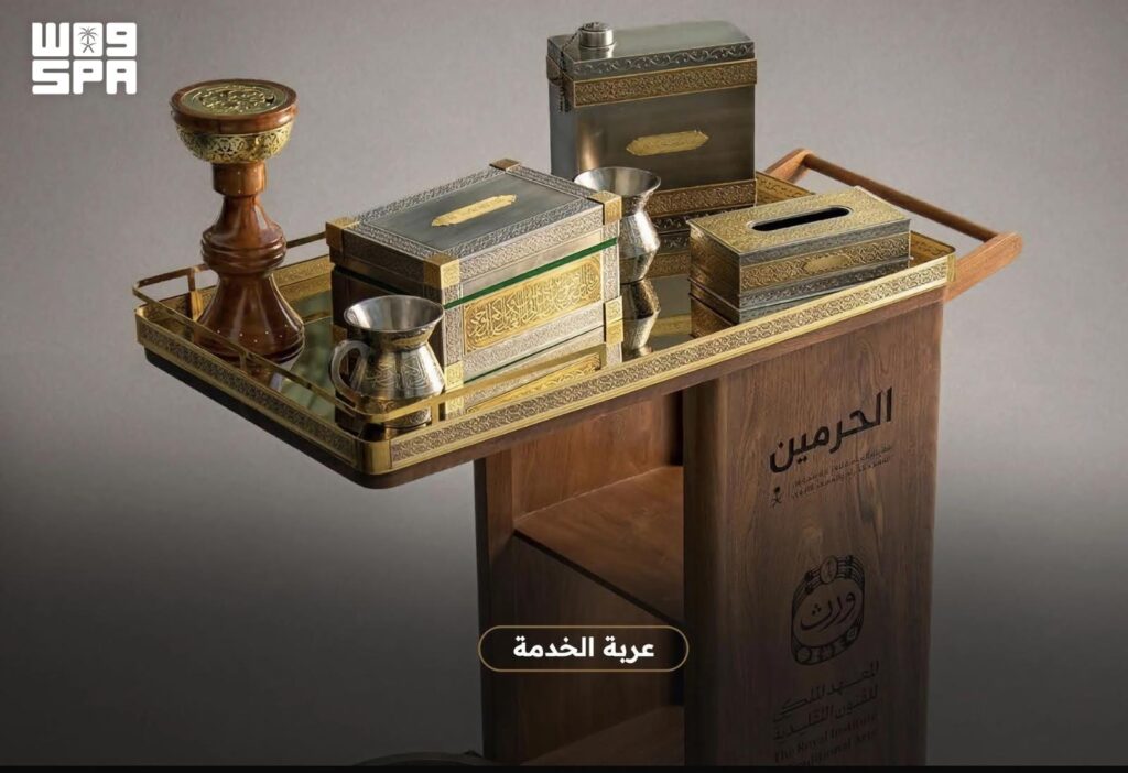 أدوات غسل الكعبة المشرفة.. حِرفية سعودية تُجسد العناية ببيت الله الحرام