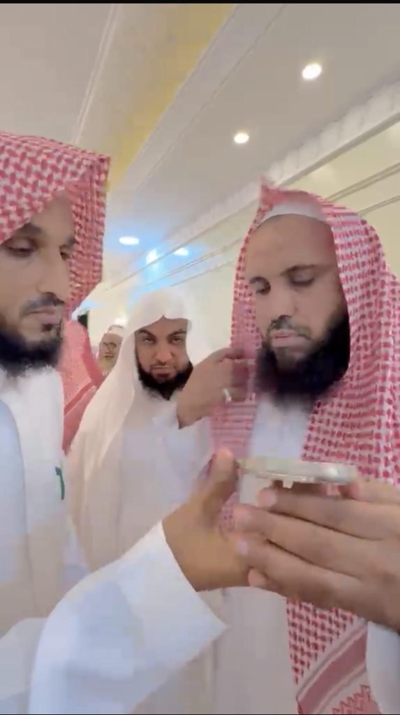 وزير الشؤون الإسلامية يعزي الشيخ النجمي