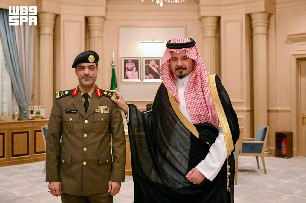 أمير المدينة المنورة يقلّد مدير إدارة مكافحة المخدرات بالمنطقة رتبته الجديدة