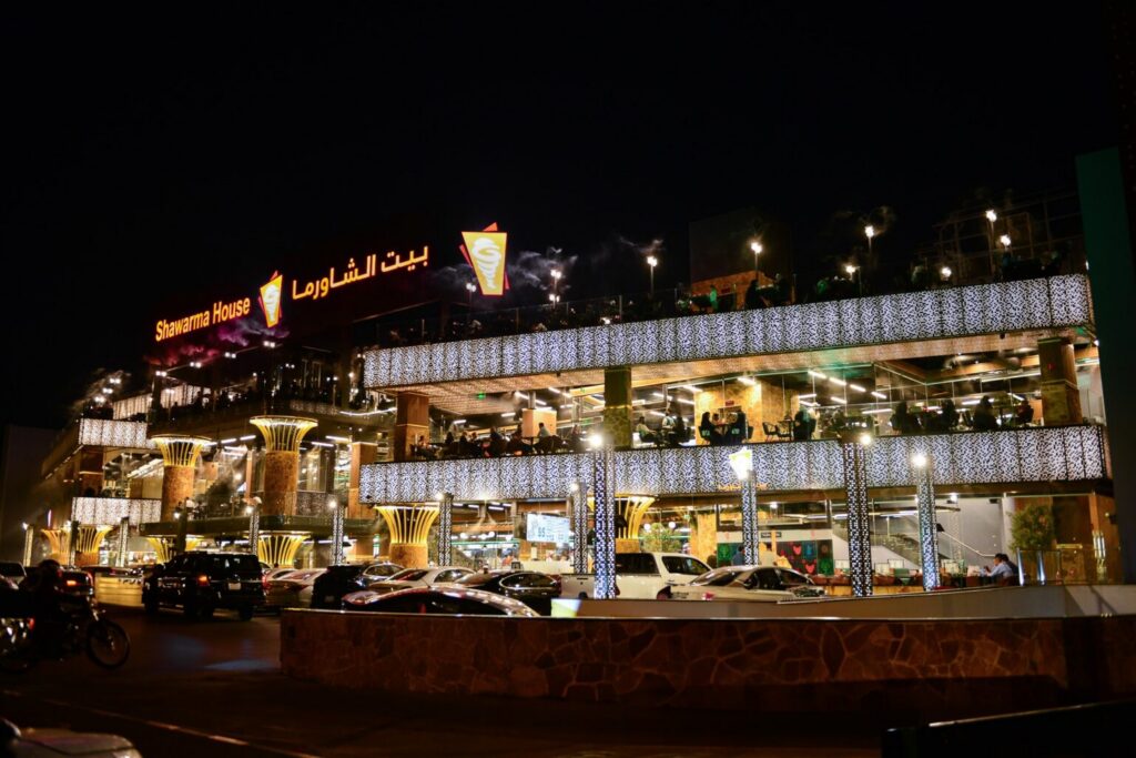 بيت الشاورما.. قوة تشغيلية تصنع النجاح من خلف الكواليس