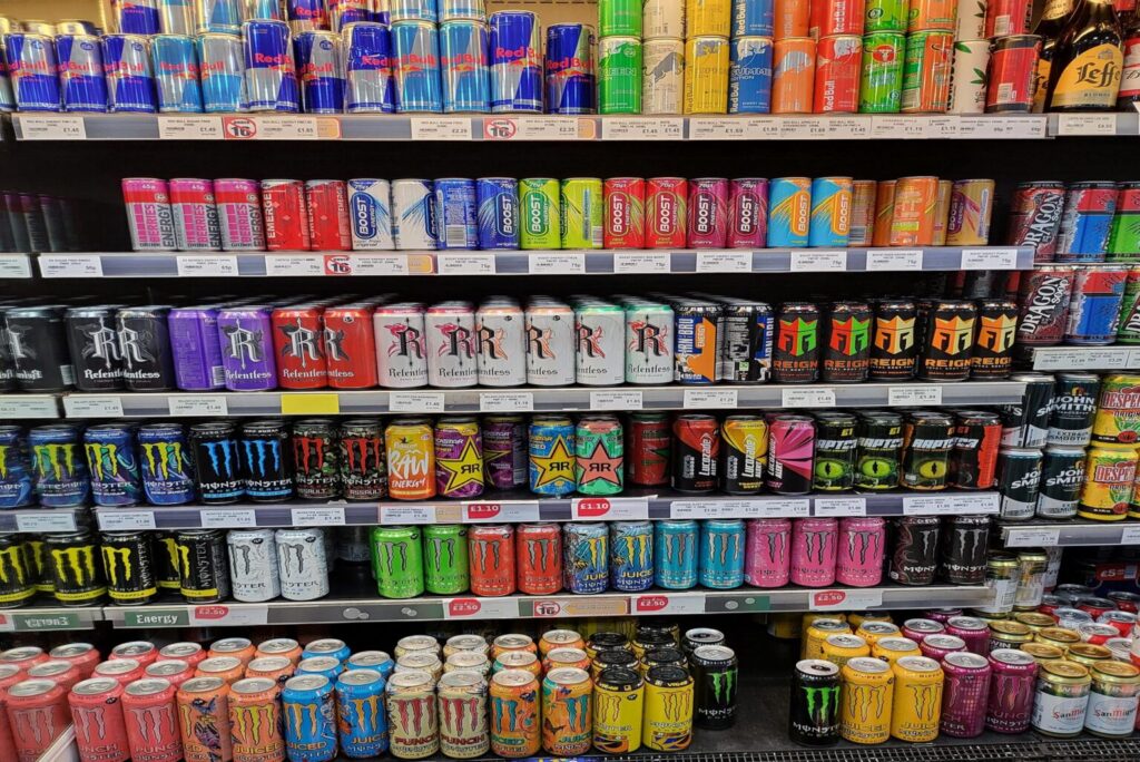 بريطانيا تقرر حظر بيع مشروبات الطاقة لمن هم دون 16 عاماً