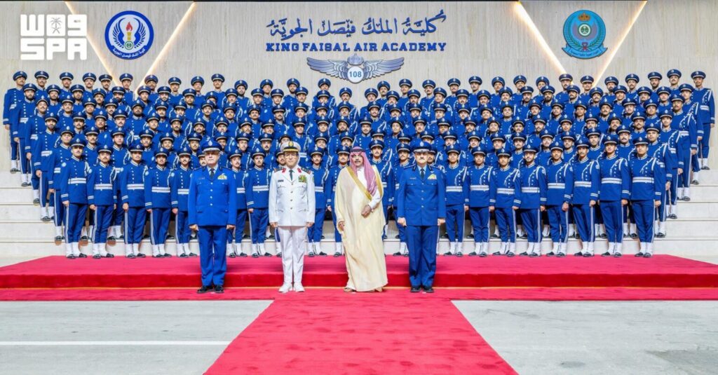 نائب وزير الدفاع يرعى حفل تخريج الدفعة 108 من طلبة كلية الملك فيصل الجوية