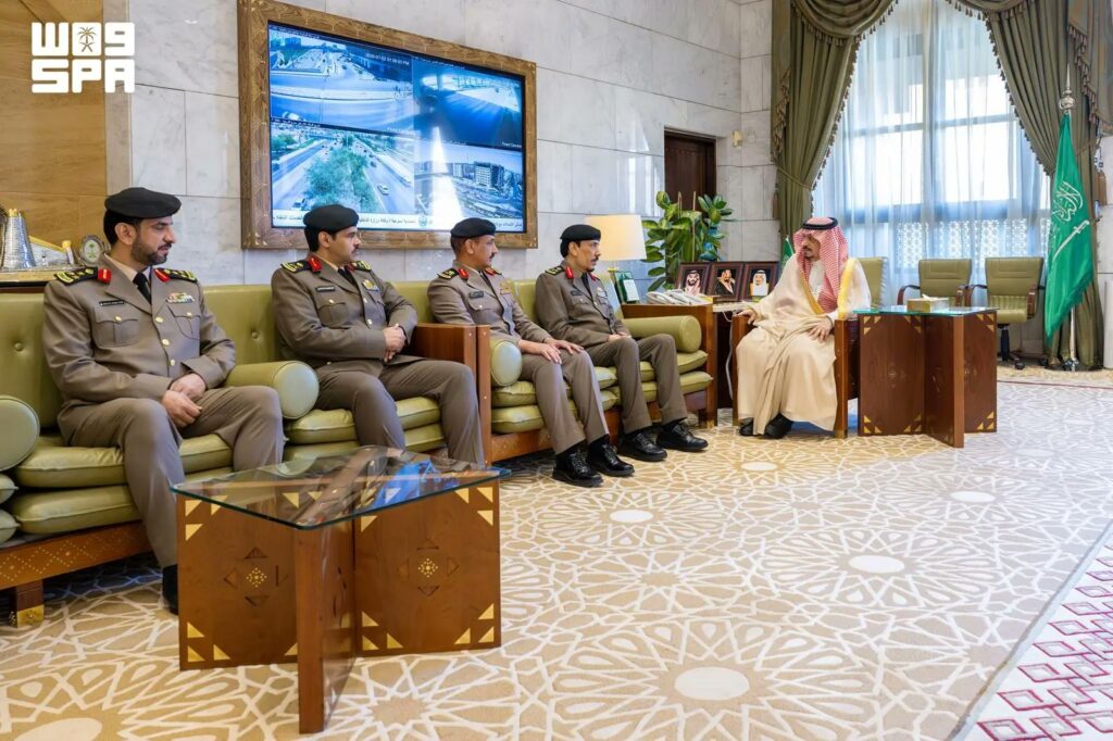 أمير منطقة الرياض يستقبل مدير شرطة الرياض ومساعديه