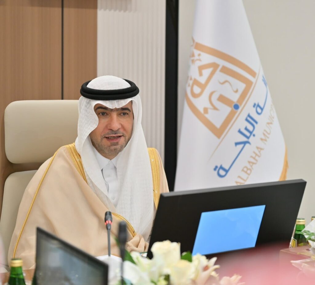 وزير البلديات والإسكان يطلع على سير العمل بأمانة الباحة ويلتقي المواطنين والمستثمرين