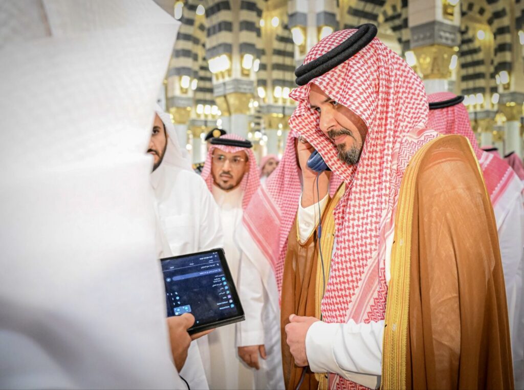 أمير المدينة يزور حلقات تحفيظ القرآن الكريم والمتون العلمية في المسجد النبوي