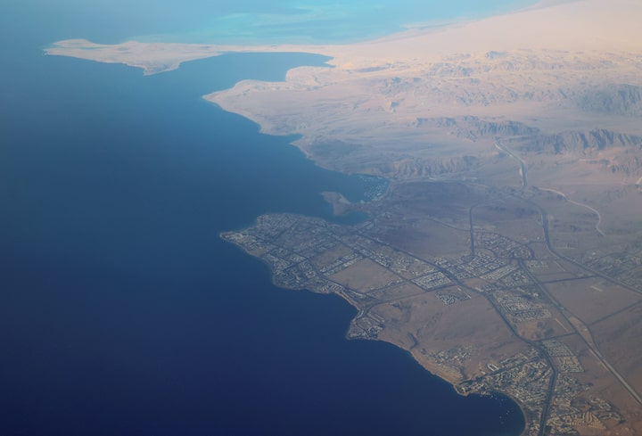 3 ناقلات تحمل نفطاً سعودياً تغيّر مسارها في البحر الأحمر