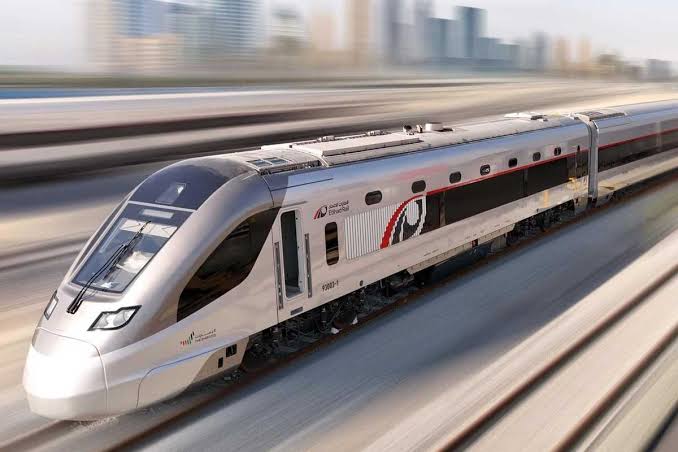 سيارة بـ80 درهما تنتظر ركاب قطار الاتحاد
