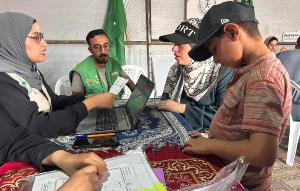 صور | بدعم سعودي.. بدء تسجيل الطلبة في “مدرسة مكة” بجنوب غزة