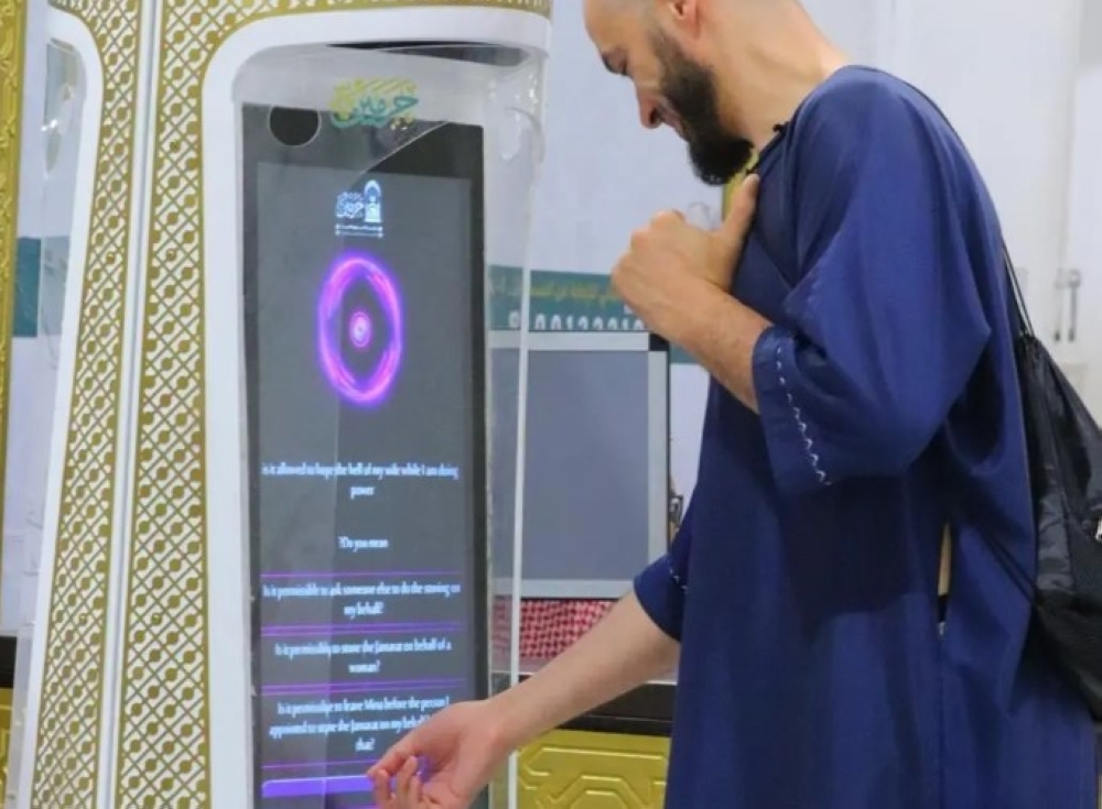 بلغات متعددة.. روبوتات ذكية تقدم الإرشاد والتوعية لقاصدي الحرمين