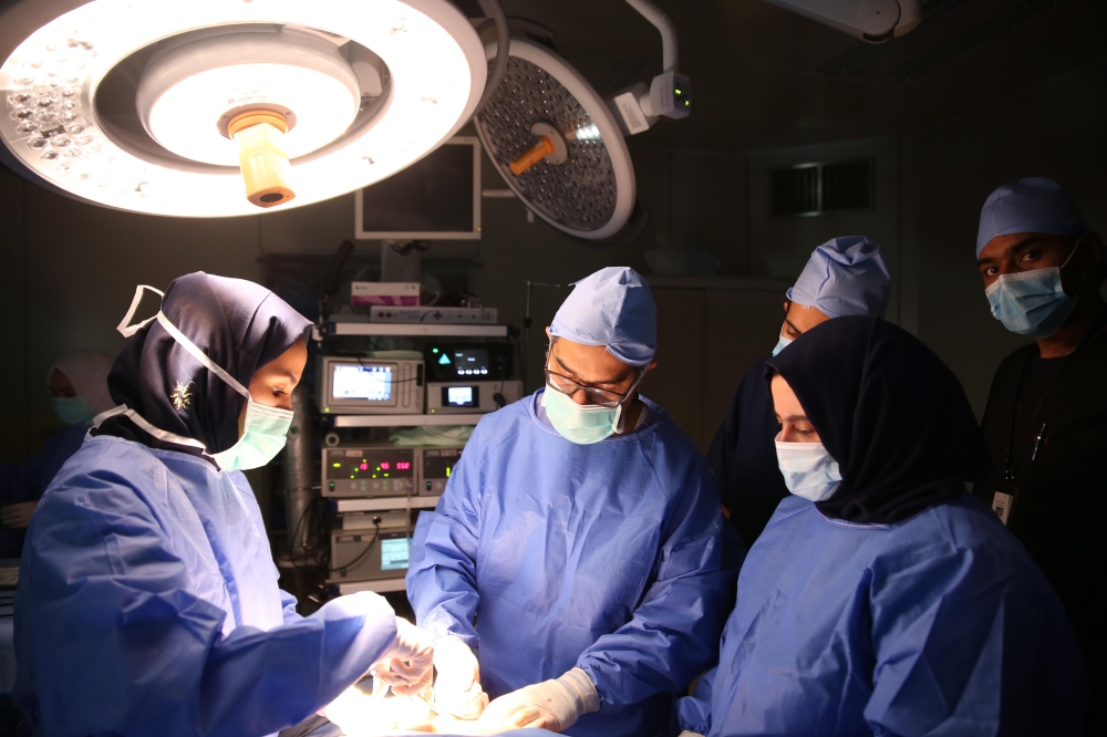 مكة المكرمة.. إجراء عملية جراحية نادرة لتصحيح عيب بالأوعية الدموية