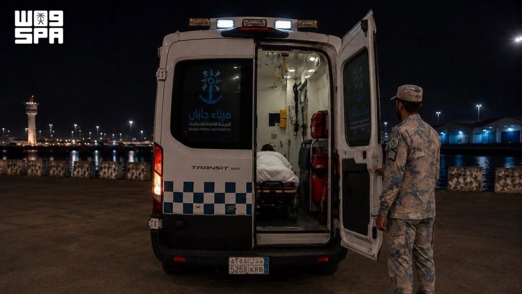 حرس الحدود بجازان ينقذ مقيمًا تعرض لوعكة صحية في عرض البحر